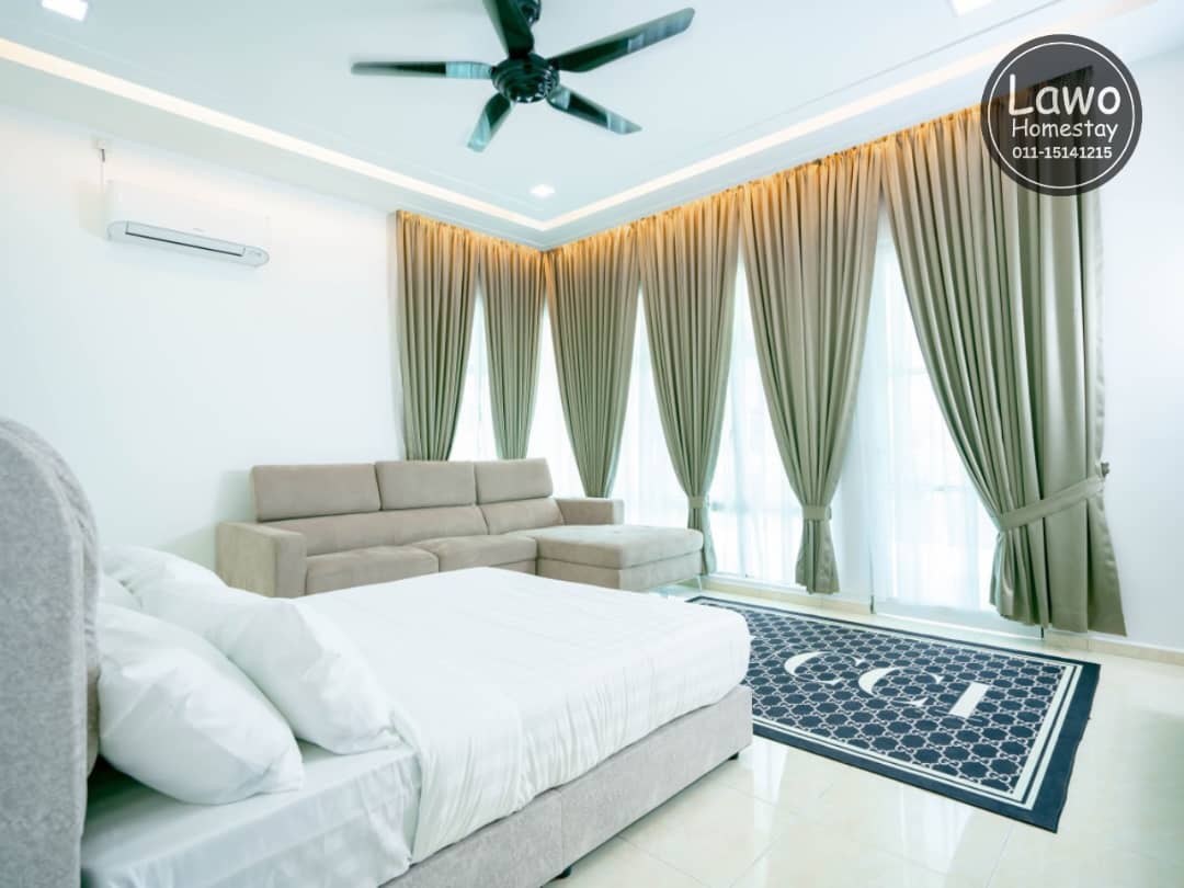 Bilik 2 dengan sofa Unit 2 The Lawo Homestay